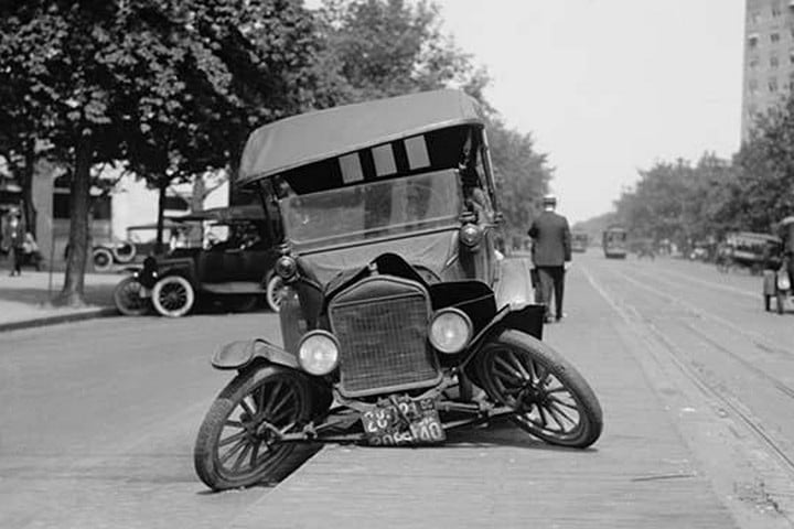Automobile's Front axle breaks splaying tires outward causing vehicle to rest on its front bumper